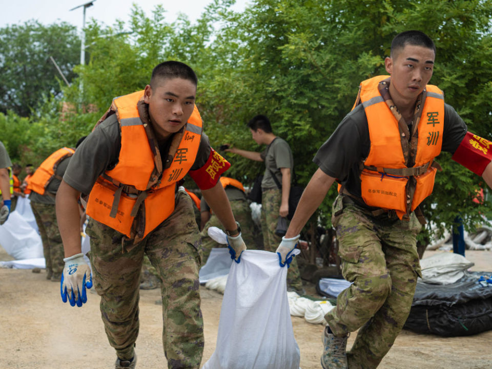 解放军和武警部队广大党员奋战防汛抗洪救灾一线见闻