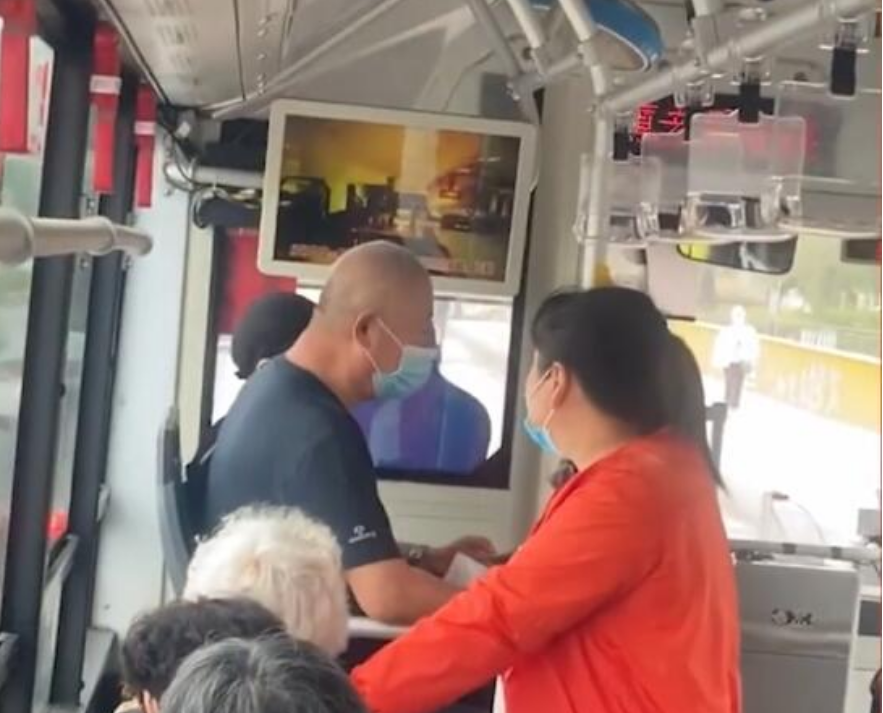大连一公交车司机因老人不说话,让老人滚下车好心乘客求情被怒怼