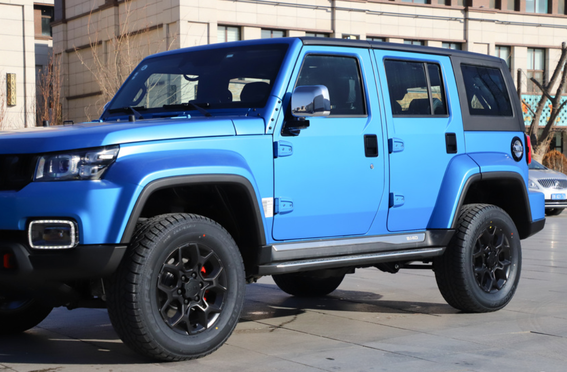 国产越野"硬汉"!吴京亲自代言,不足16万起,实力媲美牧马人