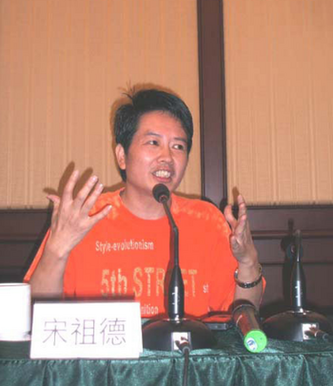 宋祖德再次对德云社展开猛烈抨击,他严厉指责郭德纲:"识相点离开娱乐