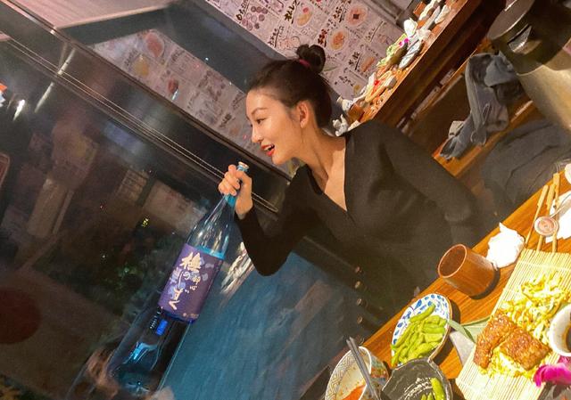 《德云社》烧饼的妻子太耐看了,私下穿搭像个名媛!五官也超精致