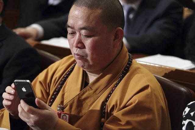 少林寺知名和尚释永信,喜爱电子产品,办公室内摆满红木家具