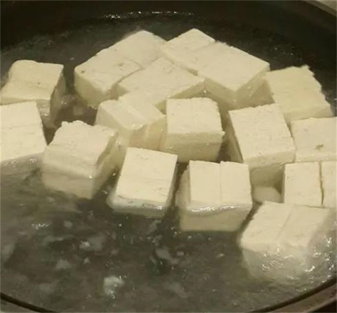 白水煮豆腐在家这样做,原汁原味,豆香味浓,配上灵魂料汁绝了