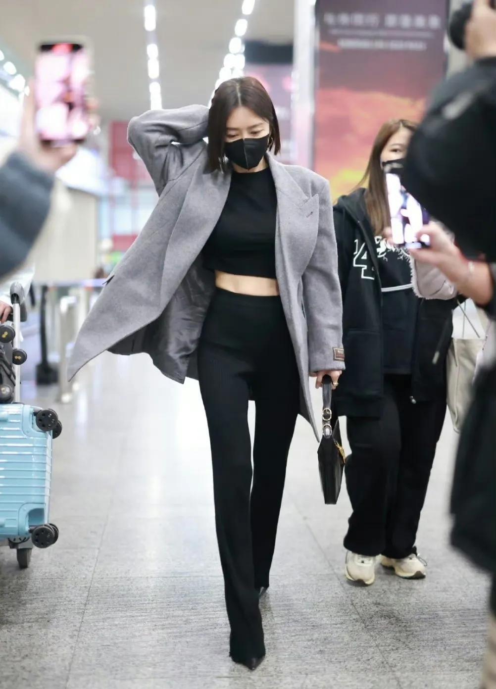 秦岚真的有马甲线!《闪耀的她》里健身完走路姿势真实,不像演的