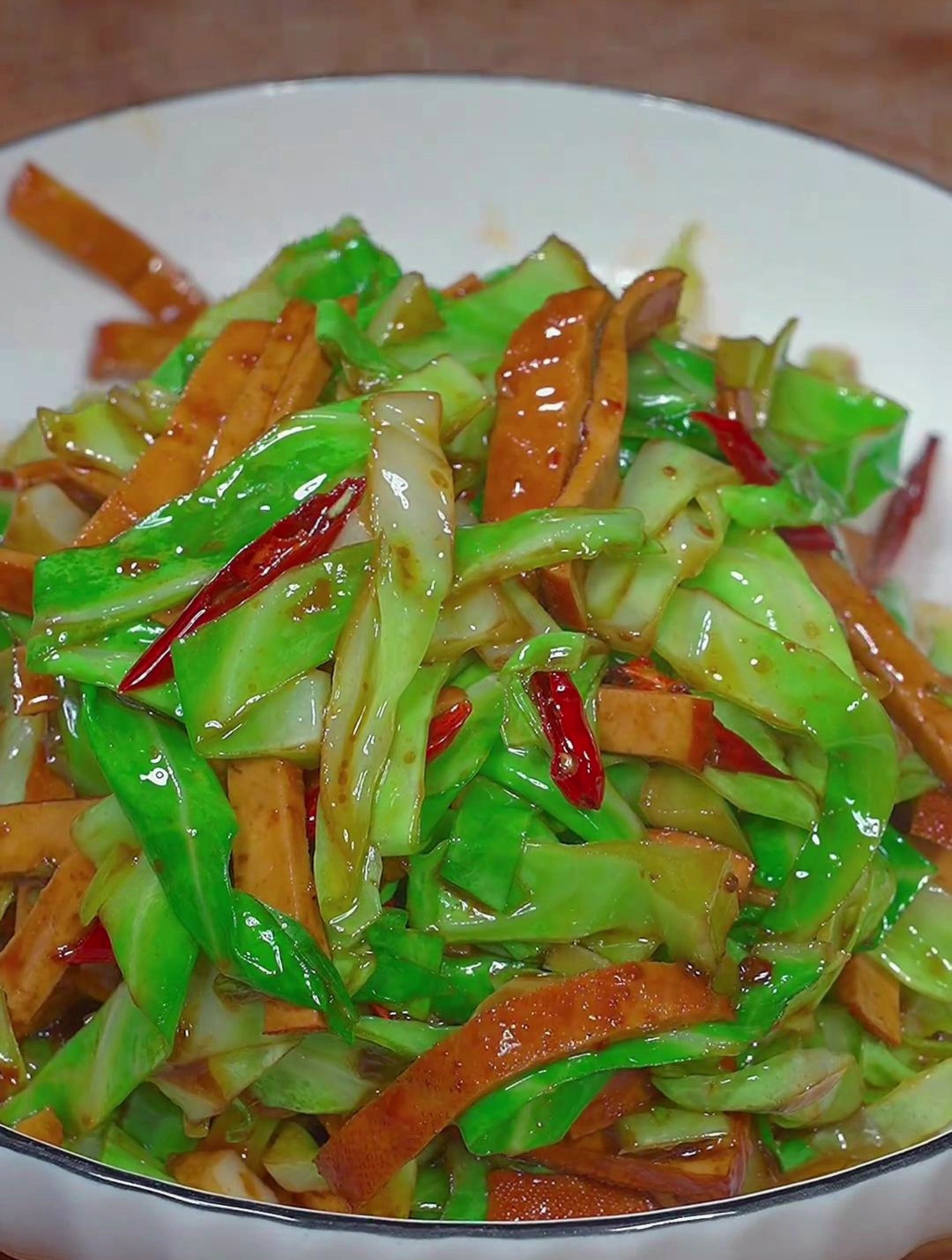把包菜和豆干搭在一起炒简单太下饭了