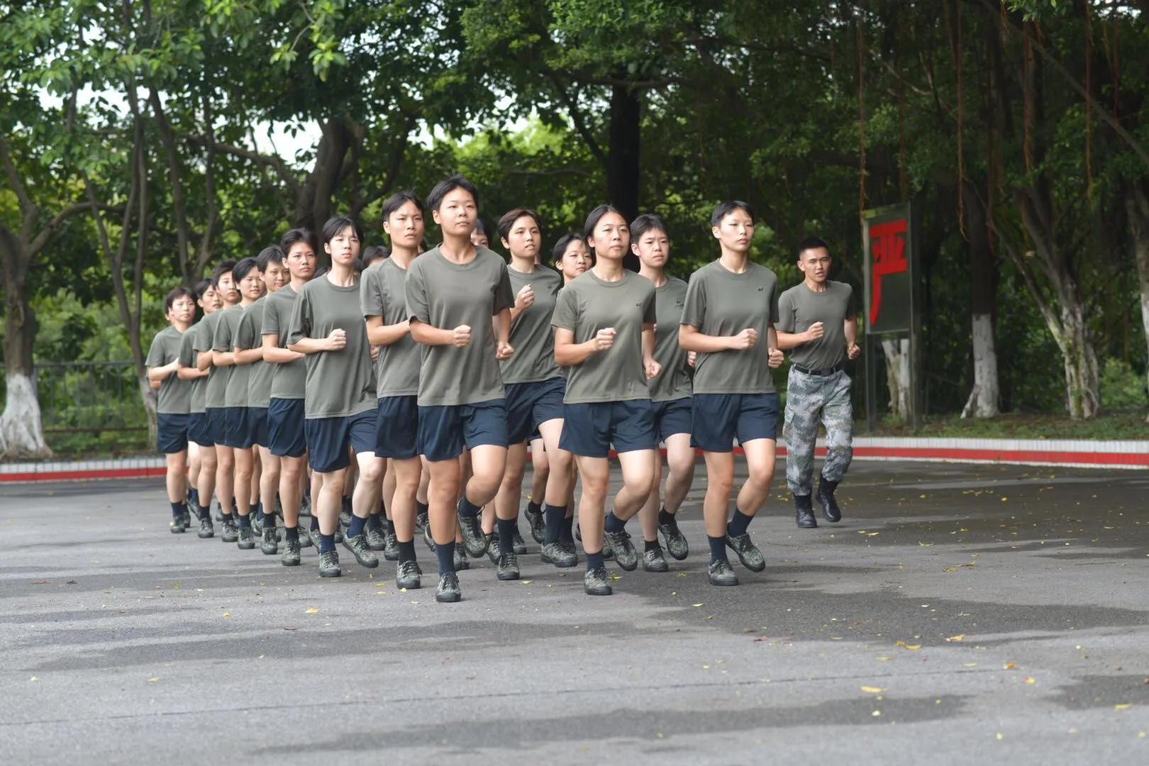 1999年阅兵双胞胎女兵图片