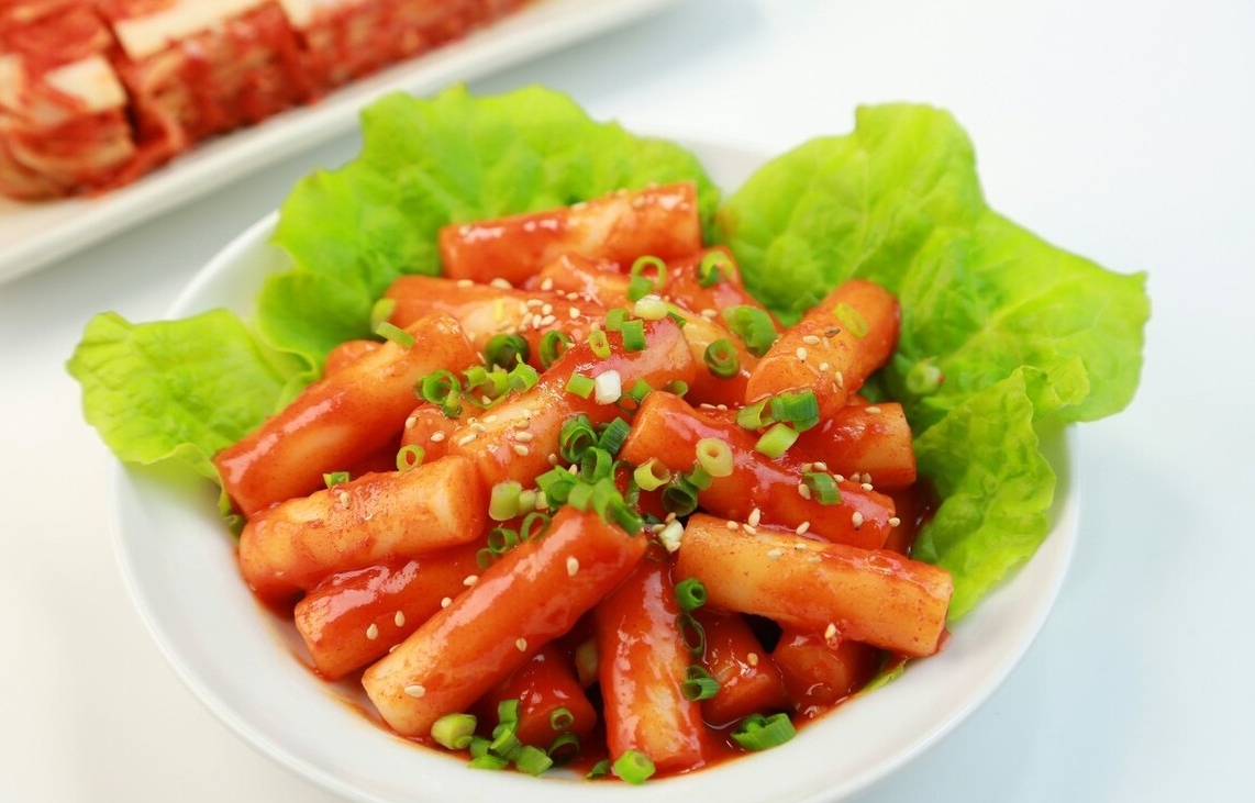 追韩剧必备家常菜,韩国泡菜炒年糕,香甜辣超美味,学会自己做