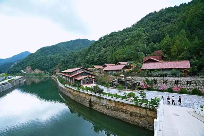 卢氏旅游:把春天装进温泉池里,送你