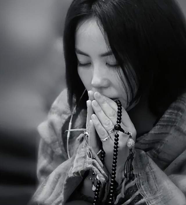 15岁小女儿外衣不系扣,25岁大女儿抽烟文身,王菲到底修的什么佛