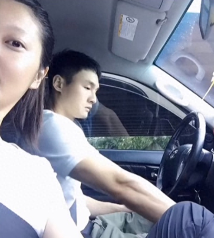 同样的,俞晓东也变得如同刚结婚的时候,又是做饭,又是接送她,公司的