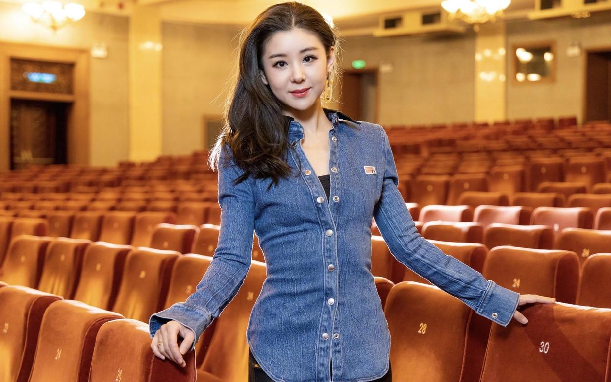 原来李小萌也有"傲人身材",穿裸色亮片礼服高级洋气,美得惊艳