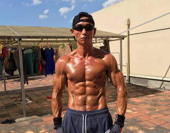 《亮剑》孙德胜秀好身材,一身健美肌肉荷尔蒙爆棚,硬汉气质十足