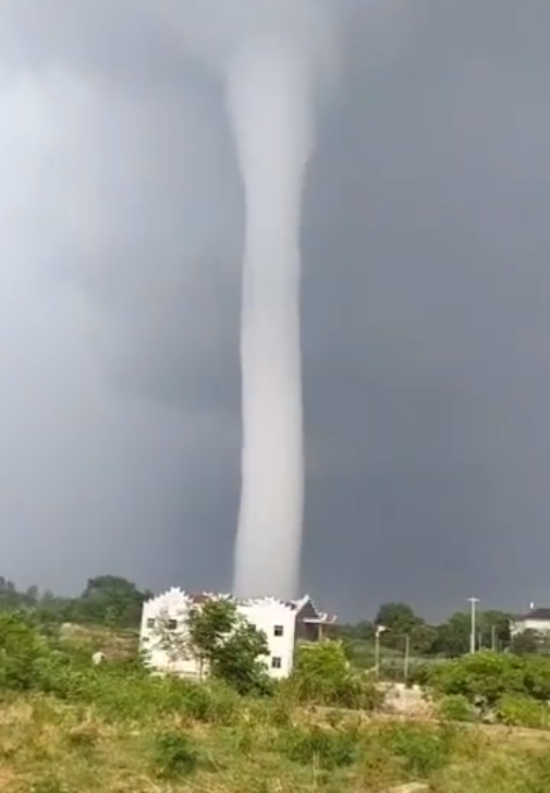 巨大水柱直冲云霄!江西这里出现罕见一幕