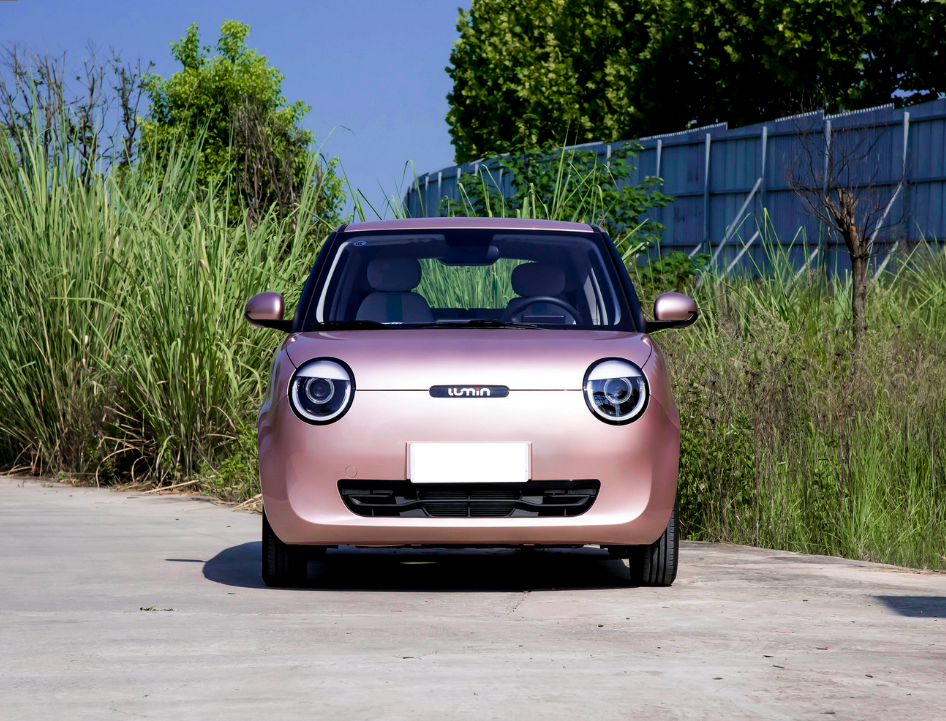 新款宏光miniev,可续航215km,好看又实用,长安lumin压力大了