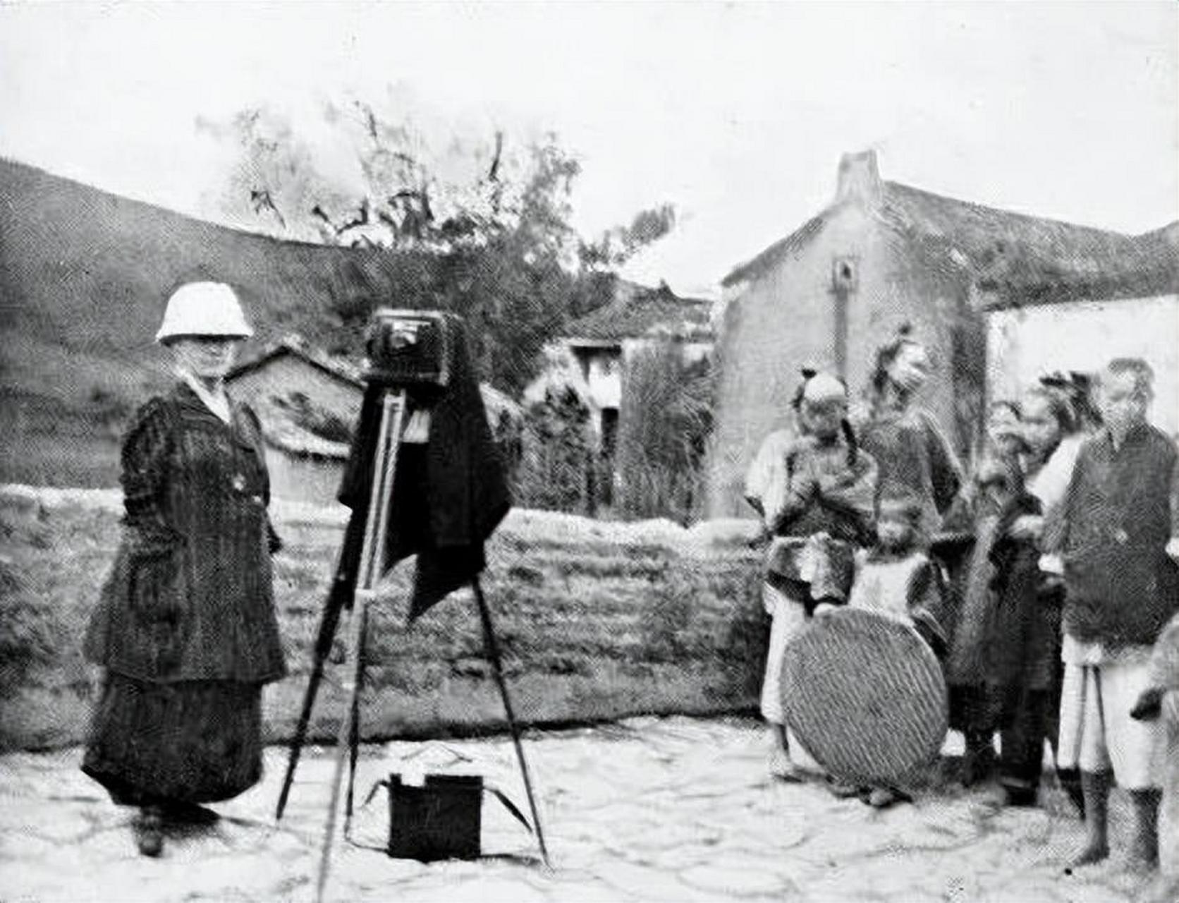 伊莎贝拉·伯德,在广东汕头为村民拍照,1890年代电影,纪录片,当时还没