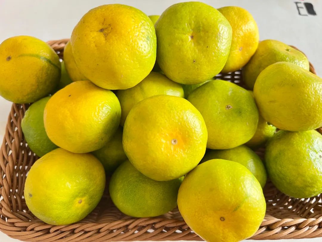 辰颐物语:华宁无籽蜜桔果皮薄易剥,整齐的橘瓣,黄澄澄的果肉