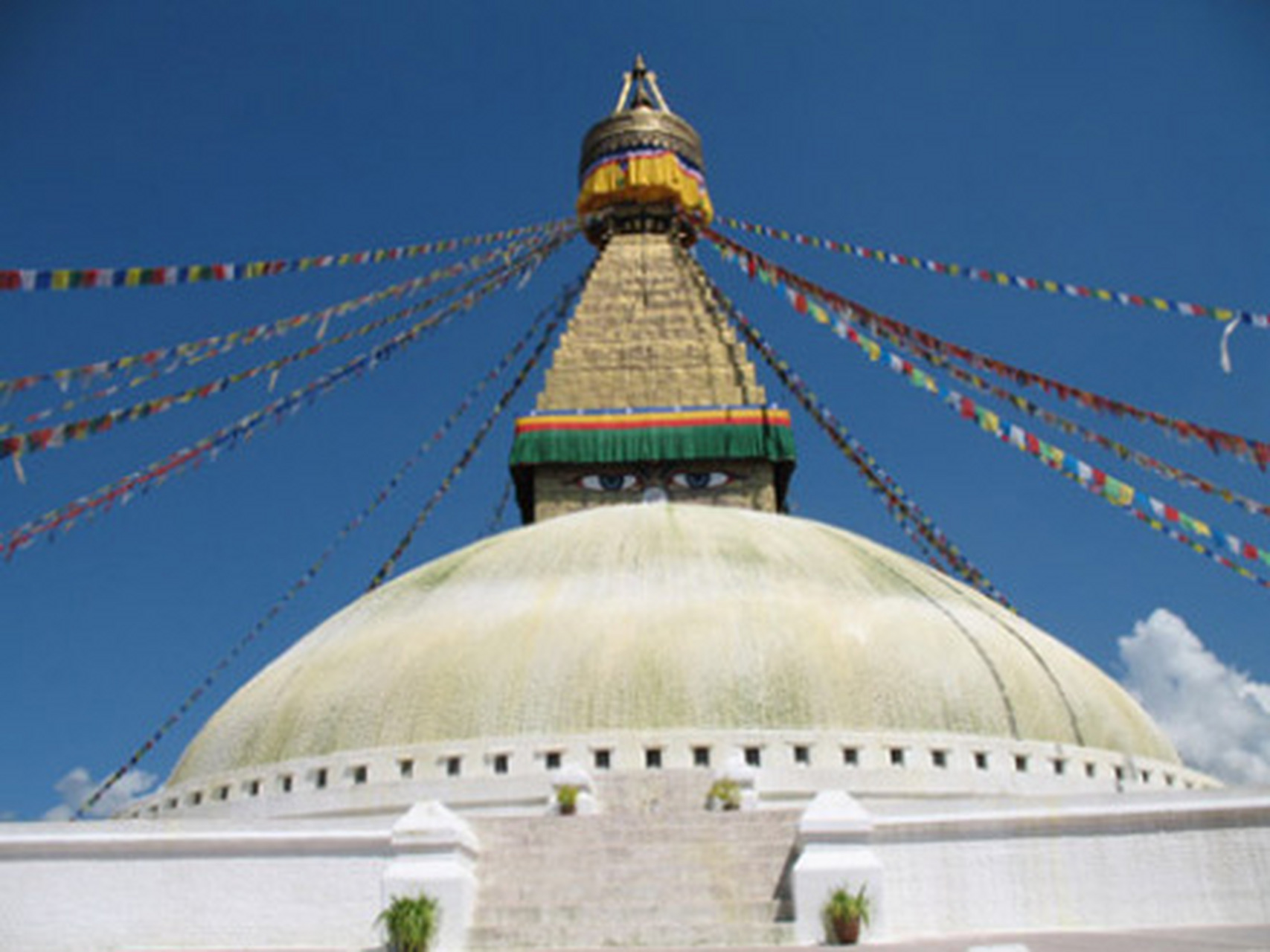 加德满都人口约500万,海拔1370米,因坐落在喜马拉雅山南坡,这道天然