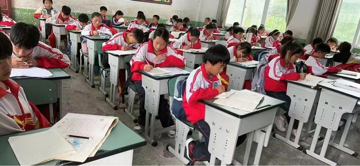 爱心进校园,情系乡村小课堂 中航安盟向瓢井镇小学捐赠课桌椅