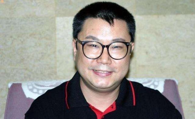 51岁尹相杰复出登台献唱,满脸疲态十分沧桑,曾因涉毒2度被捕!