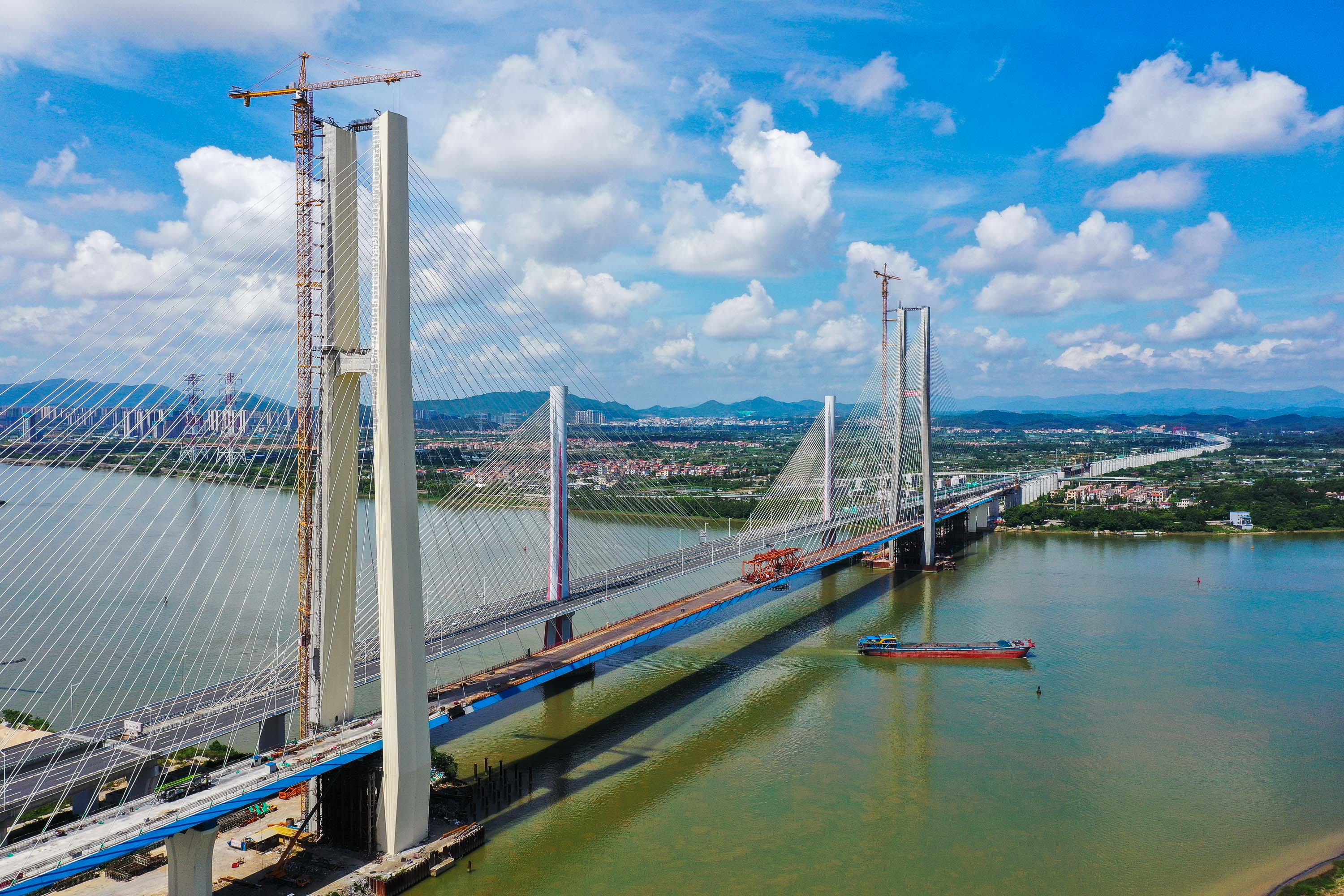 广州南沙港铁路跨西江特大斜拉桥完成最后一块钢箱梁吊装(4)
