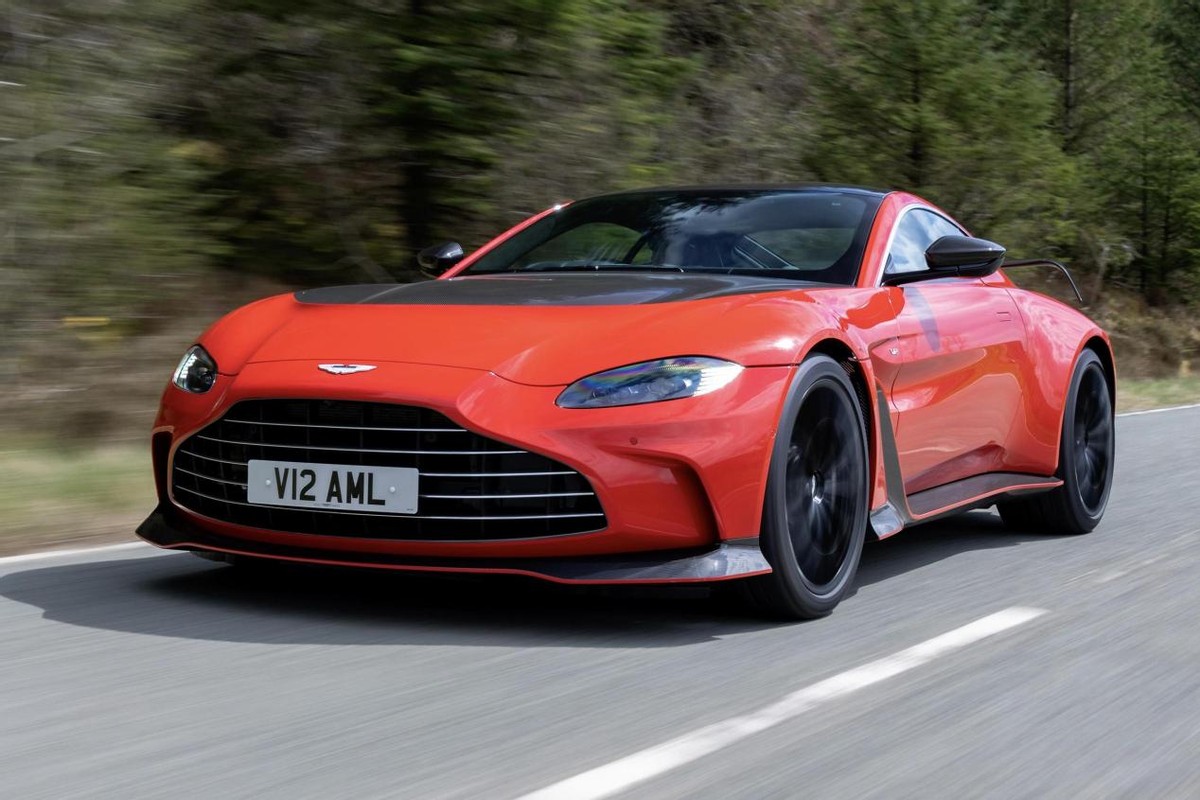 敞篷外观,搭载v12引擎,阿斯顿·马丁v12 vantage roadster曝光