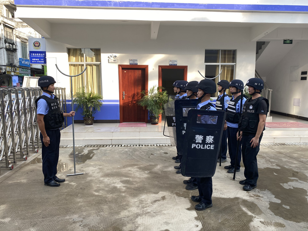 下雷边境派出所组织开展营门防暴应急处突演练