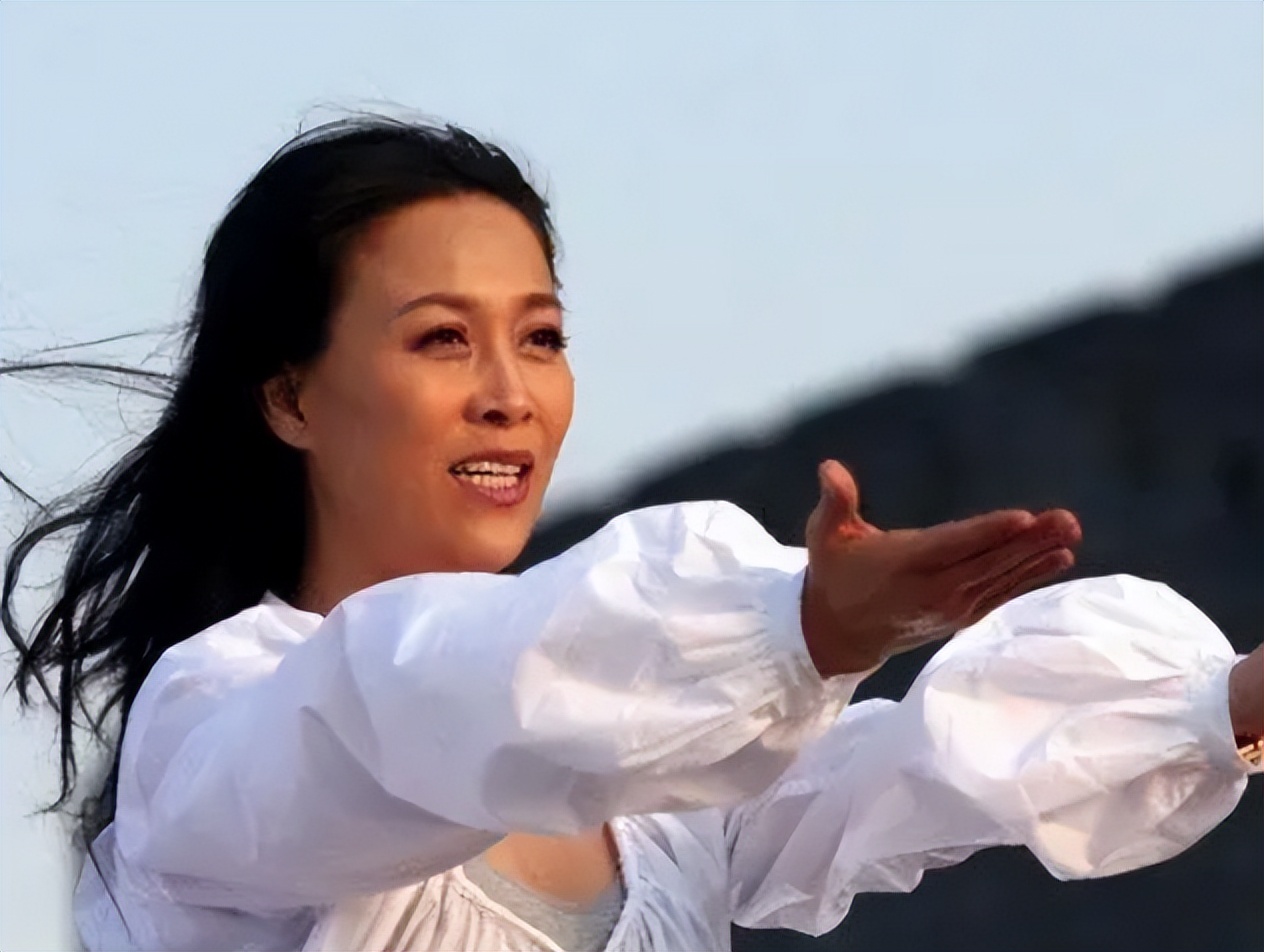 女歌唱家那英,原名叫叶赫那拉英,是慈禧太后的曾孙女?假的!