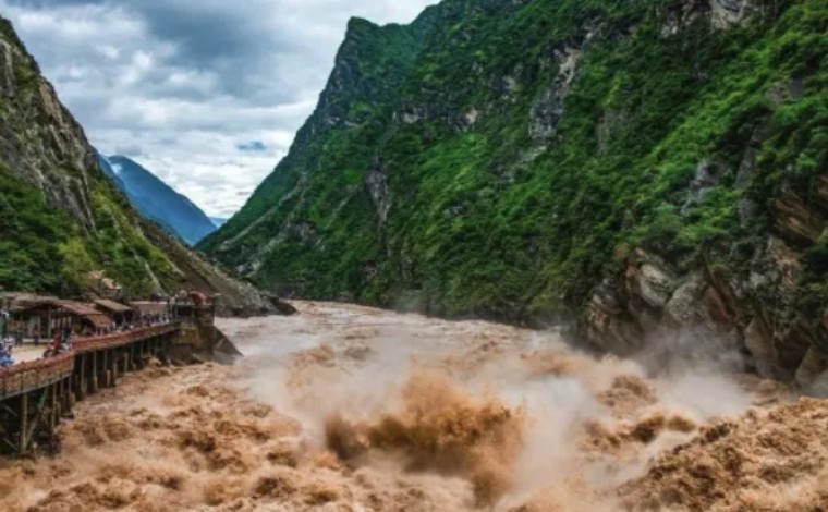 龍王廟,位於麗江古城北端象山之麓,由文明坊,鎖翠橋,得月樓,龍神祠,光