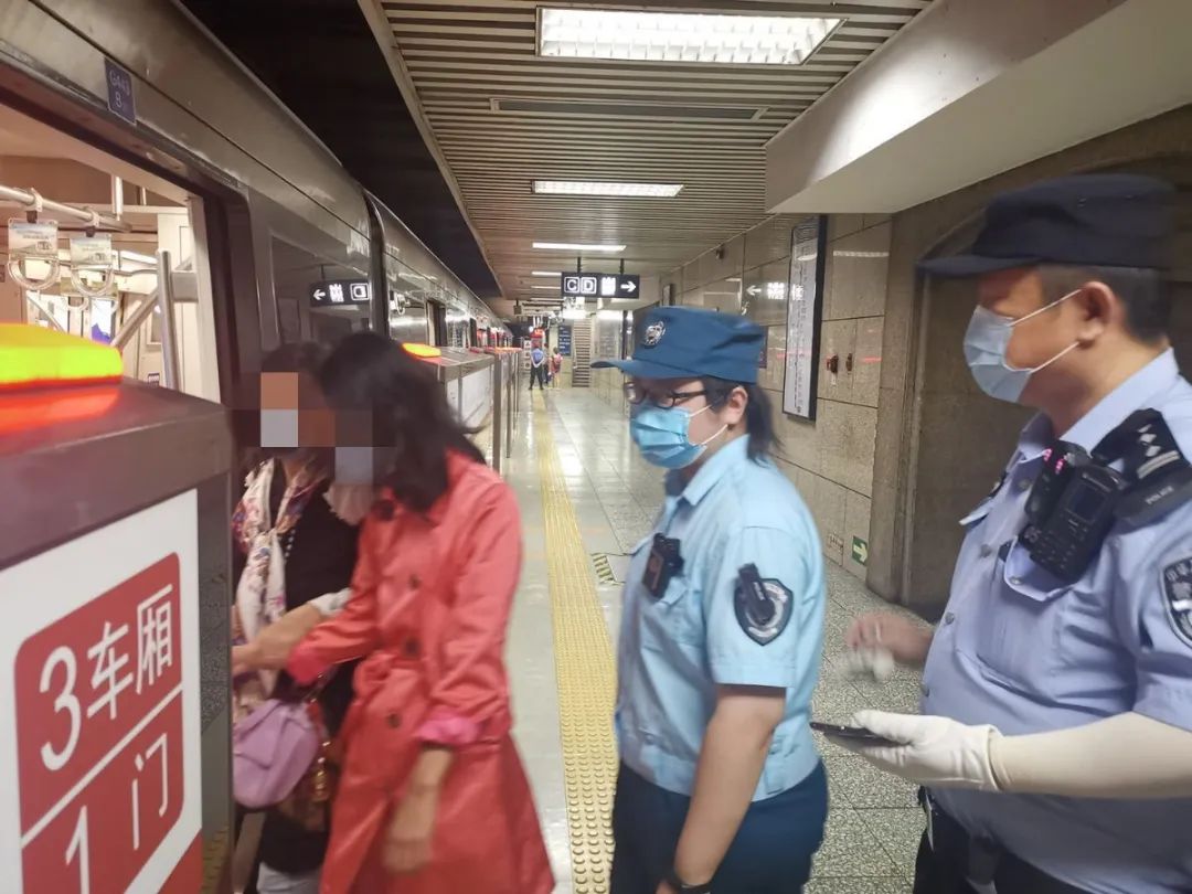 走丢|警察刚帮这对走散的母女团聚,一小时后她们又报警了……