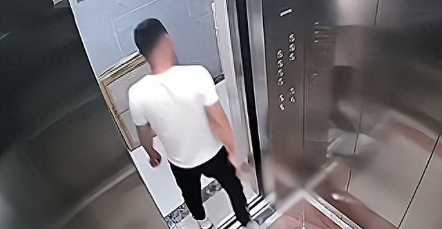 深夜电梯内年轻小伙被女子强奸!导至小伙下体受伤!