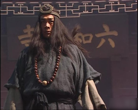 《水浒传》中演的是武松活捉的方腊,为什么书上说是鲁智深抓的?