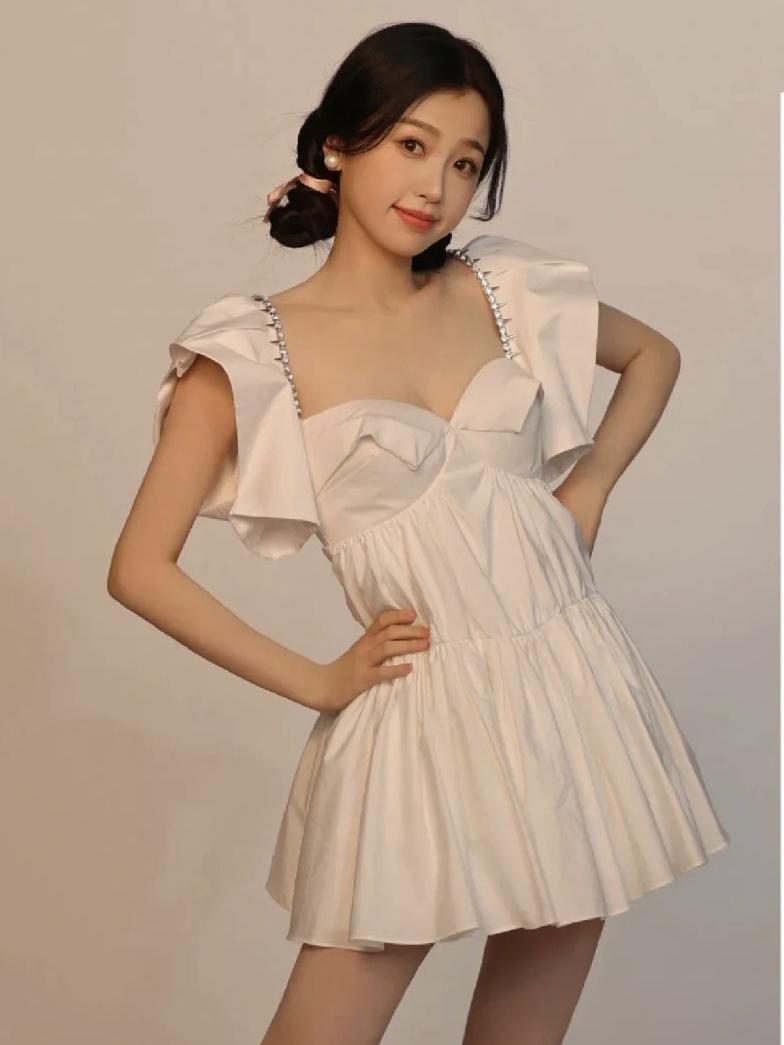 女明星都钟爱的水钻连衣裙,bulingbuling超亮眼,好身材穿出来