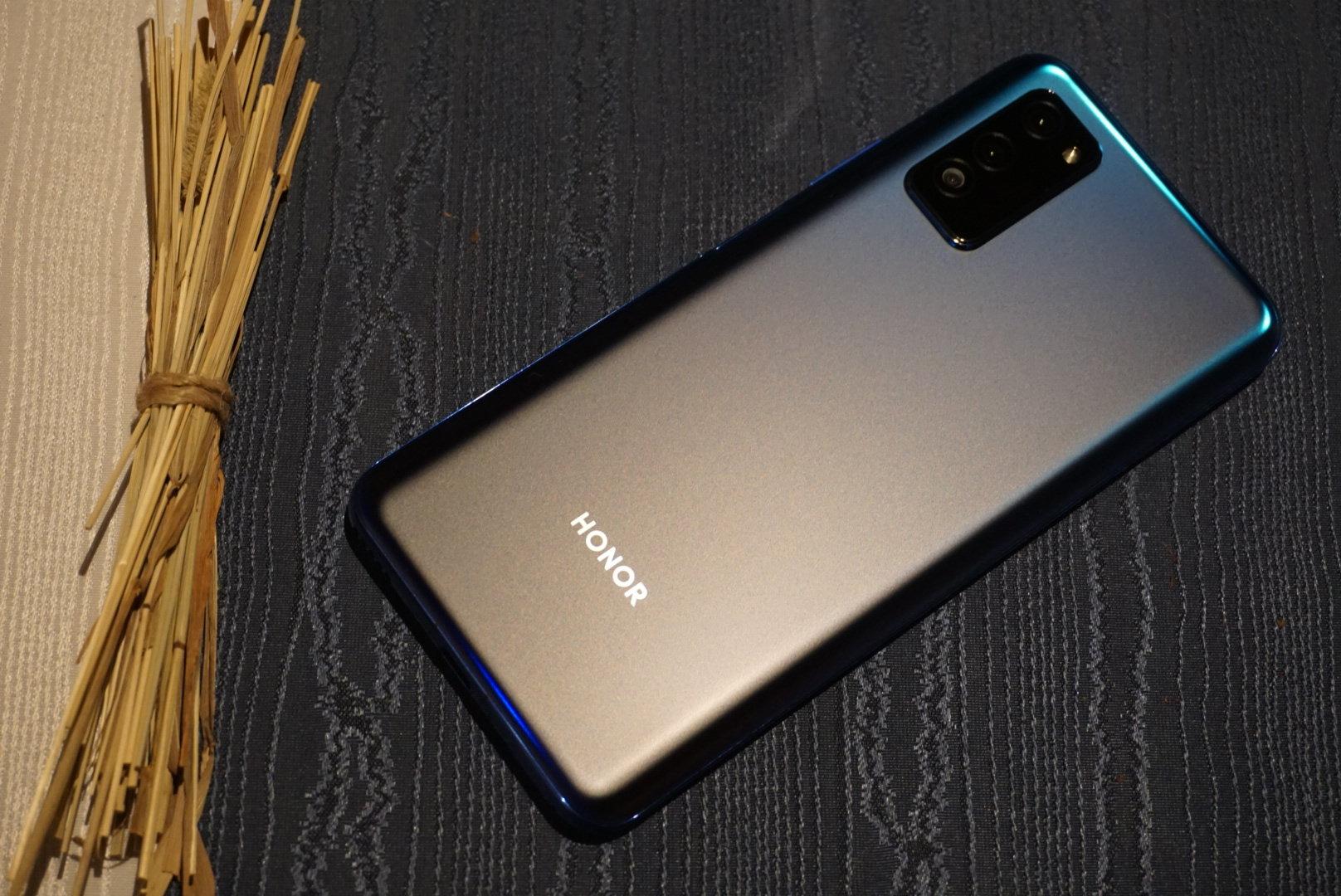 0的rom,在上图中我们可以看到荣耀v30在闪存的读取能力和写入能力上