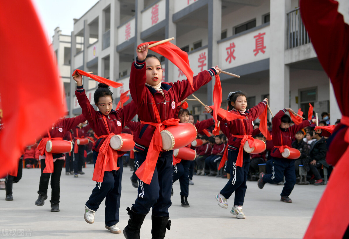 河南省夏邑县业庙乡李寨小学的小学生在表演安塞腰鼓