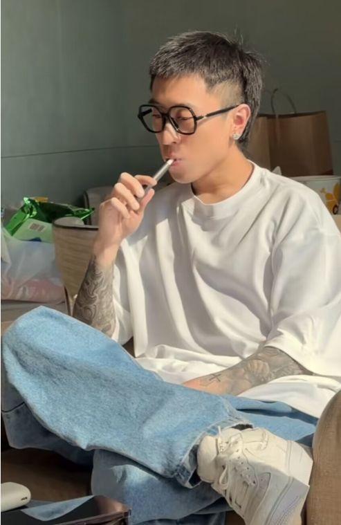 "沪上皇"秦奋罕见回国!与人谈项目表情高冷,香港豪宅首次曝光