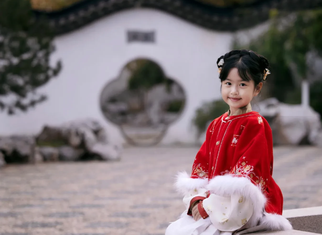 包文婧晒出新年母女照7岁饺子豁牙出镜太可爱越长越像妈妈