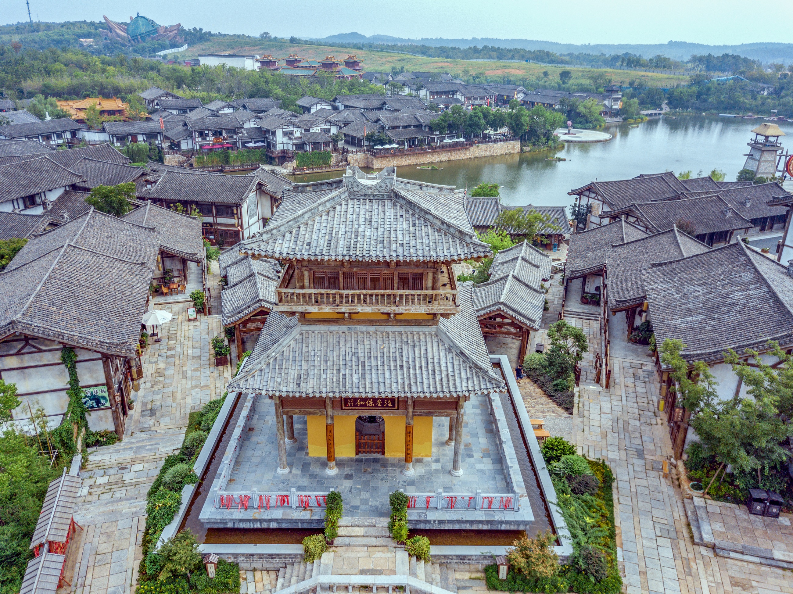 江苏茅山位于句容市与金坛市交界处,是国家5a级旅游景区.