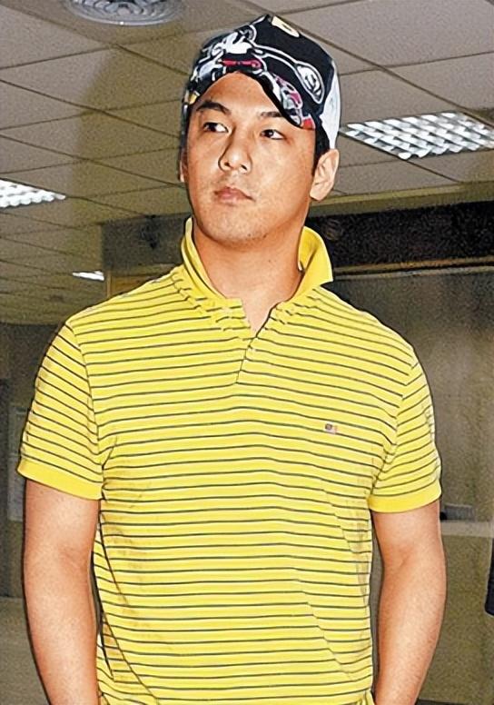 贾静雯大女儿回上海晒全家福与继母关系近生父头发花白变化大