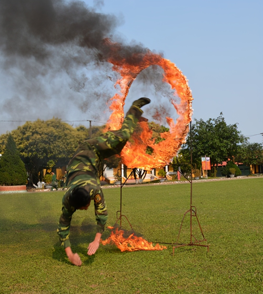 越軍平時訓點啥?軍體拳,過障礙,鑽火圈,射擊訓練摸帽沿