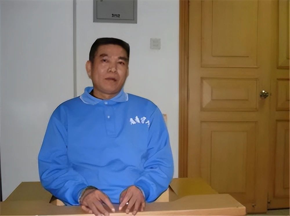 2009年陈炳锡被押到殡仪馆,抬进死刑执行车,行刑过程中表情镇定