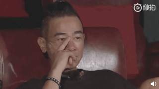 应采儿生下二胎,一家四口开心合影,港媒透露陈小春二胎又是儿子