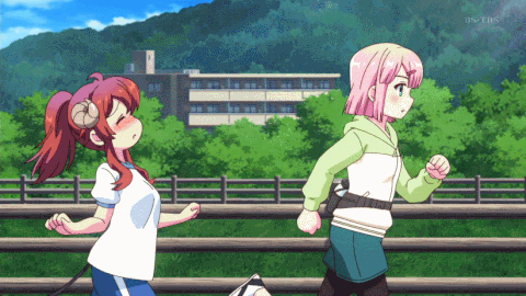 为什么日本少女总是夹着胸跑步?