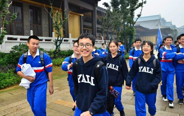 热衷于搞社团的雅礼中学,共有78人考进清北,和衡中形成鲜明对比