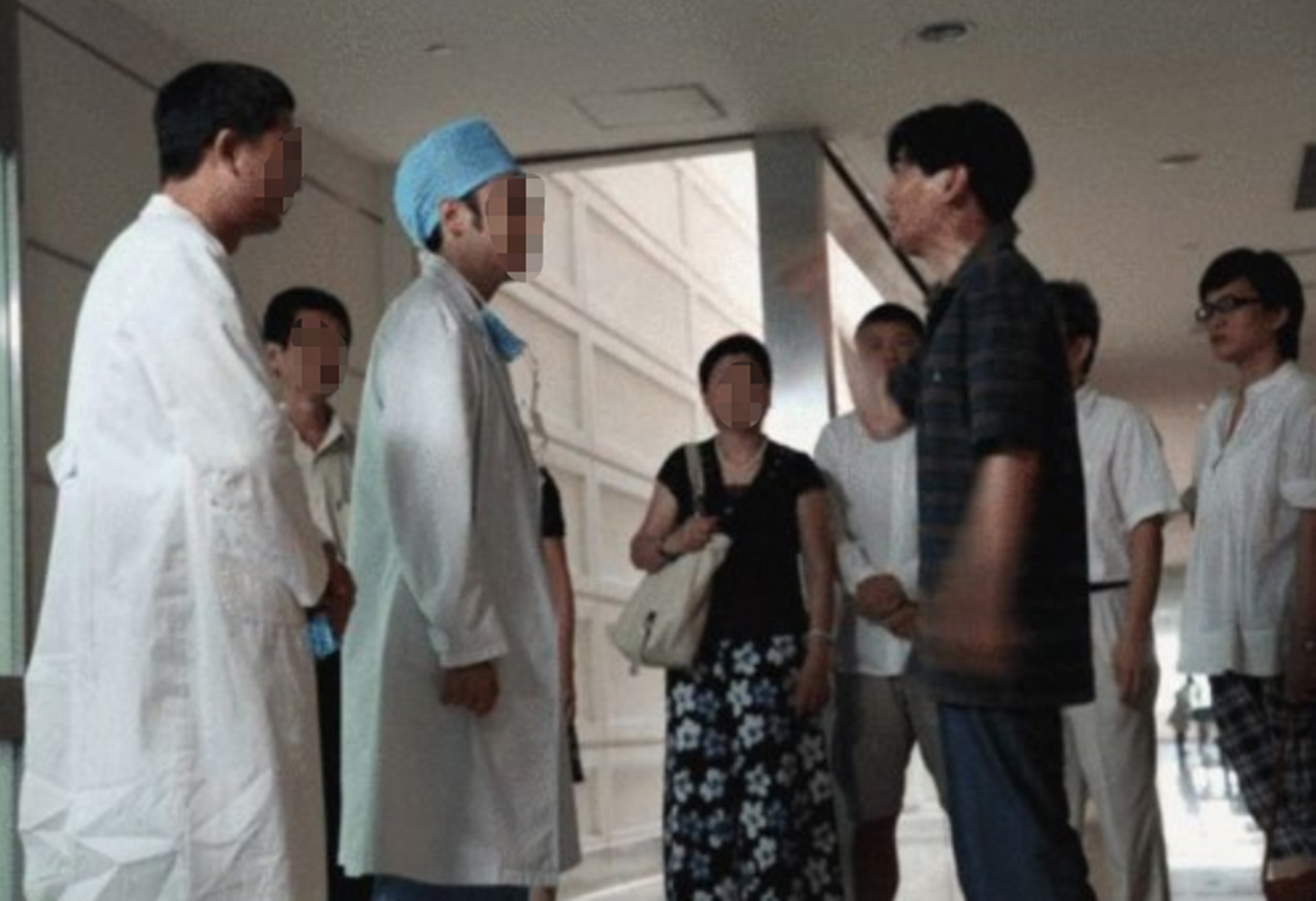 2013年7岁男童咳嗽就医输液中突然去世2小时后医生也坠楼身亡