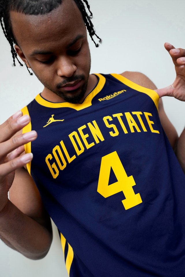 勇士发布全新纪念球衣!库明加和穆迪当模特 科尔称新援一个顶俩