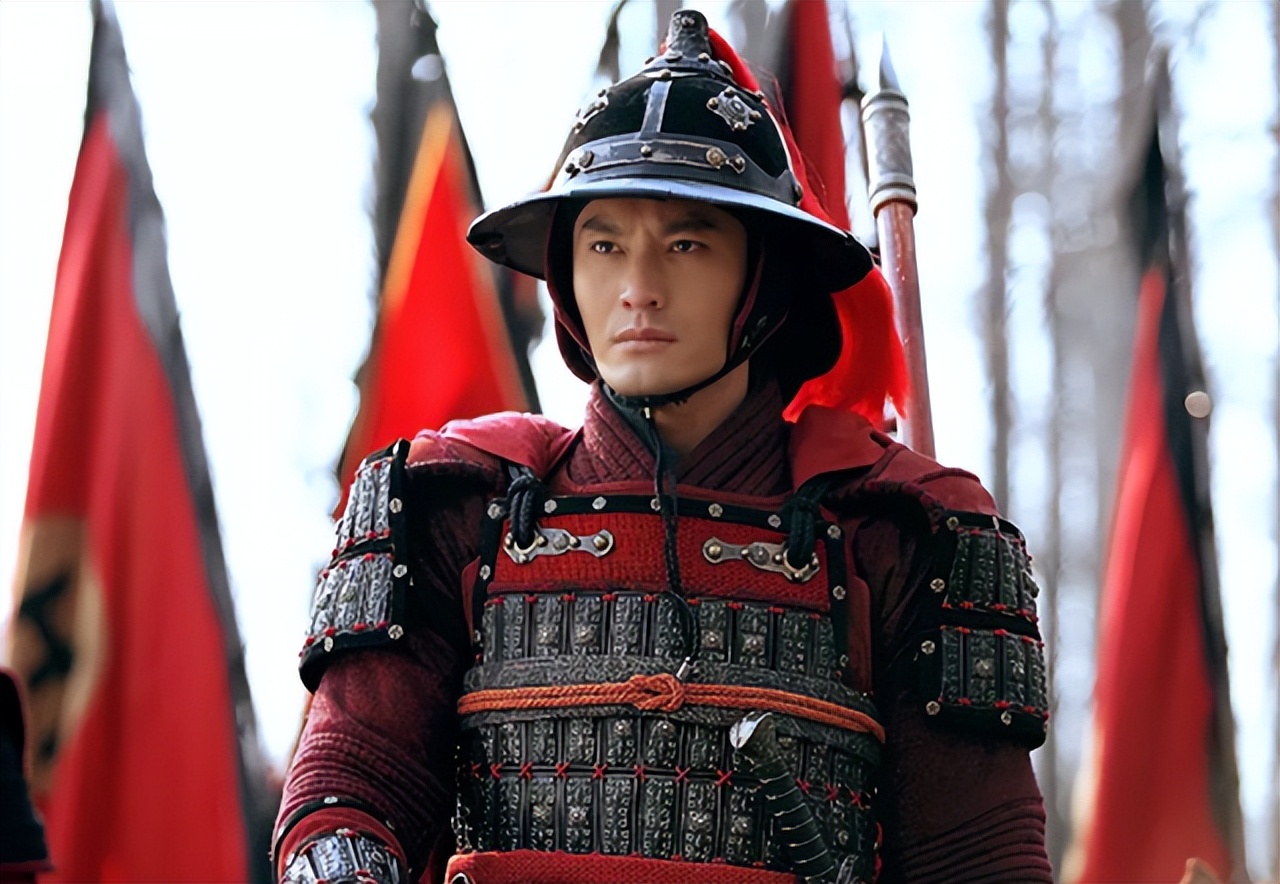 将军替士兵吸脓疮,士兵感激涕零,士兵母亲却痛哭:他是要你命啊