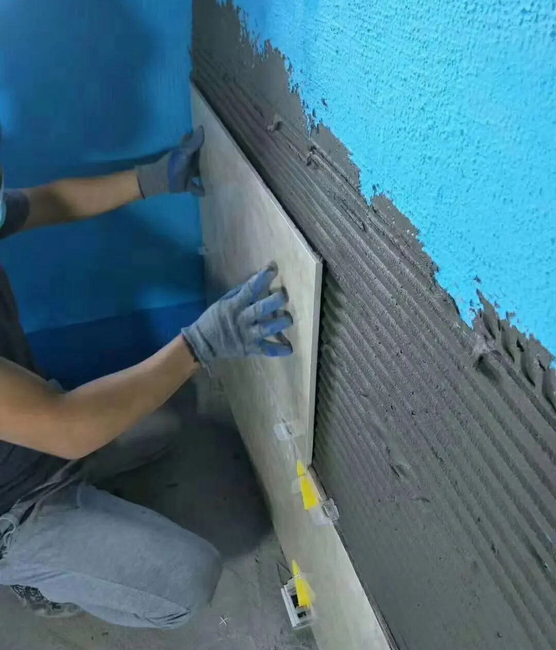 贴瓷砖用这种干挂扣条,贴得快又省钱,以后装修就这样装