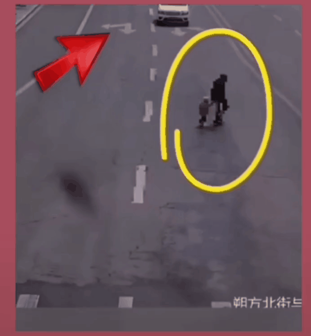 近日,宁夏一位老人牵着2岁女童横穿马路时,小姑娘突然就挣脱老人的手