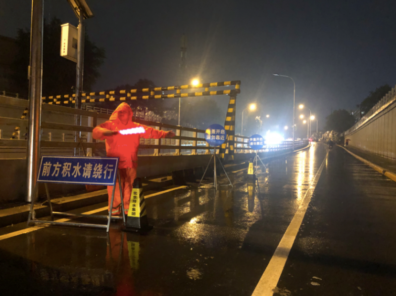 一切准备就绪,他们在肖村桥下值守7小时"等雨来"