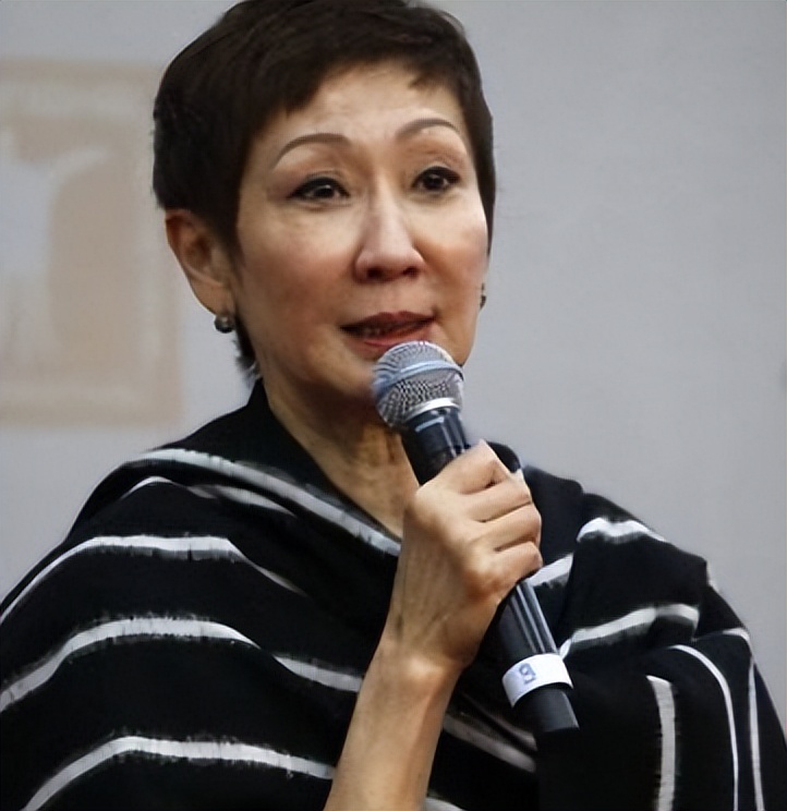 徐克妻子施南生:45岁与丈夫相约丁克,63岁被丈夫抛弃,如今怎样了